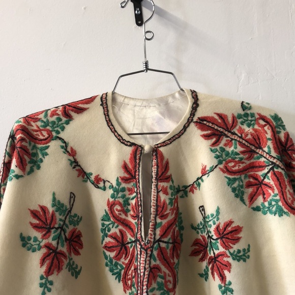Vintage wool poncho with hand embroidery - Picture 3 of 8